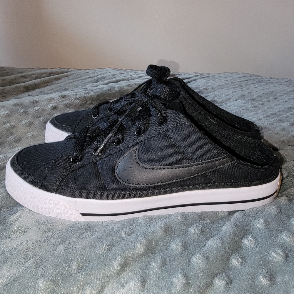 Size 6 Nike Court Legacy Mule